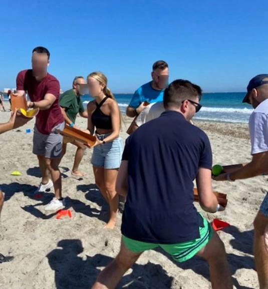 Equipos de empresa en plena prueba de la gymkhana Abordaje Pirata team building de Froggy Events en la playa