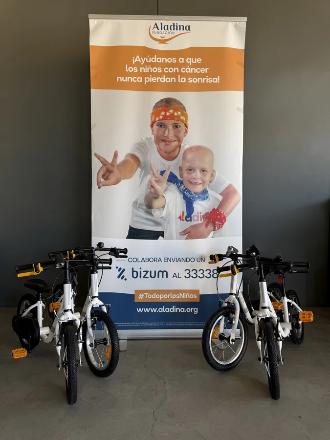 Donación de bicicletas infantiles a ONG en el team building solidario