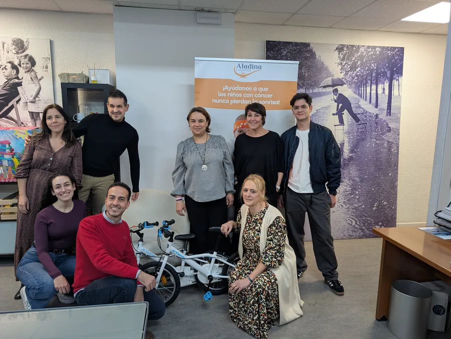 Equipo posando con bicicletas donadas en Bicis con Futuro Froggy Events