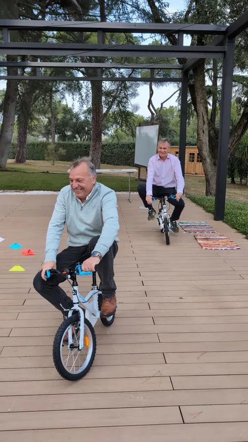 Participantes en la prueba de montaje del team building Bicis con Futuro