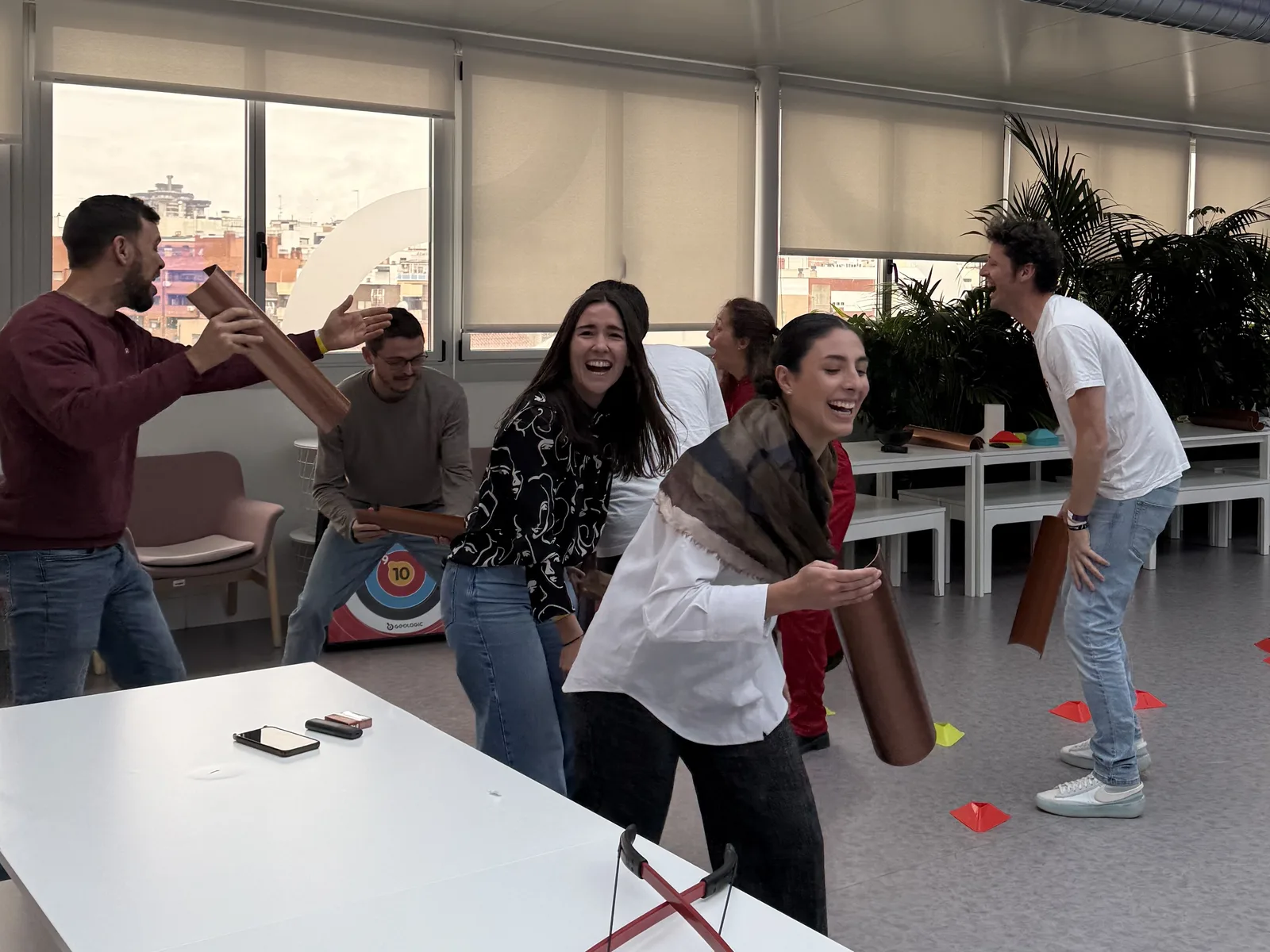 Equipo de empresa riéndose durante las pruebas del Juego del Calamar team building