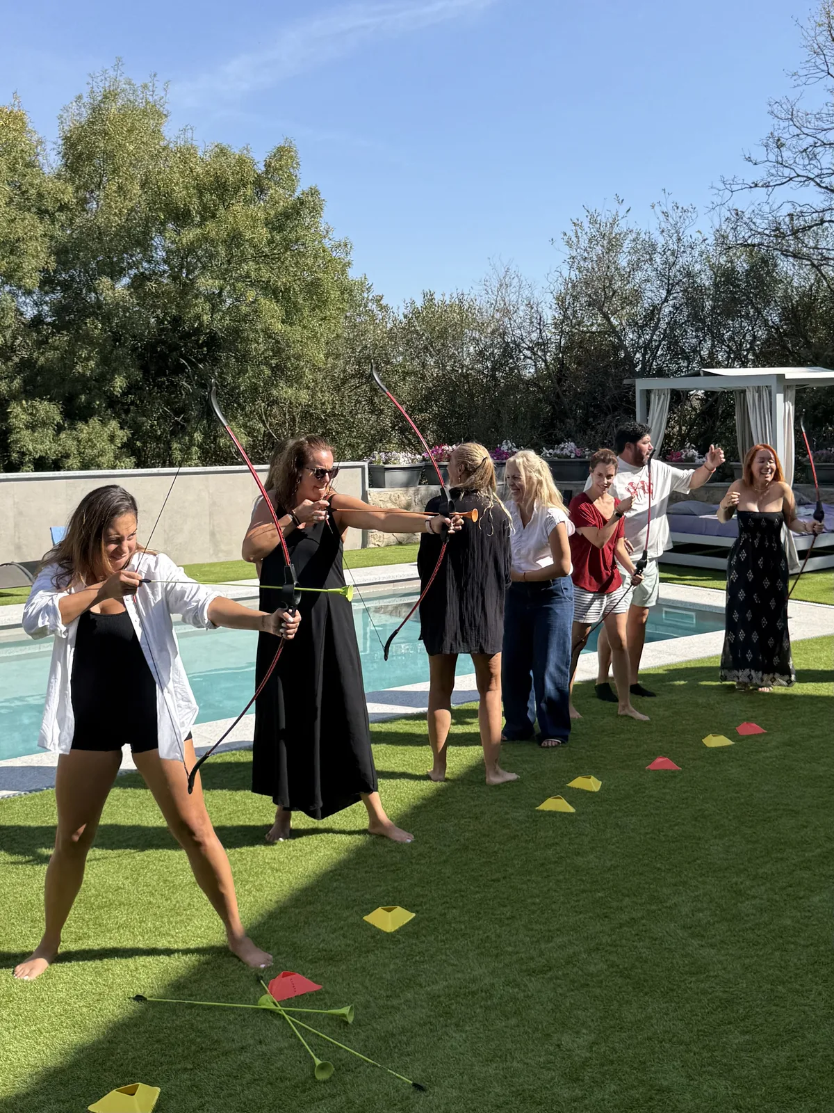 Prueba de tiro con arco en el team building Juego del Calamar junto a la piscina