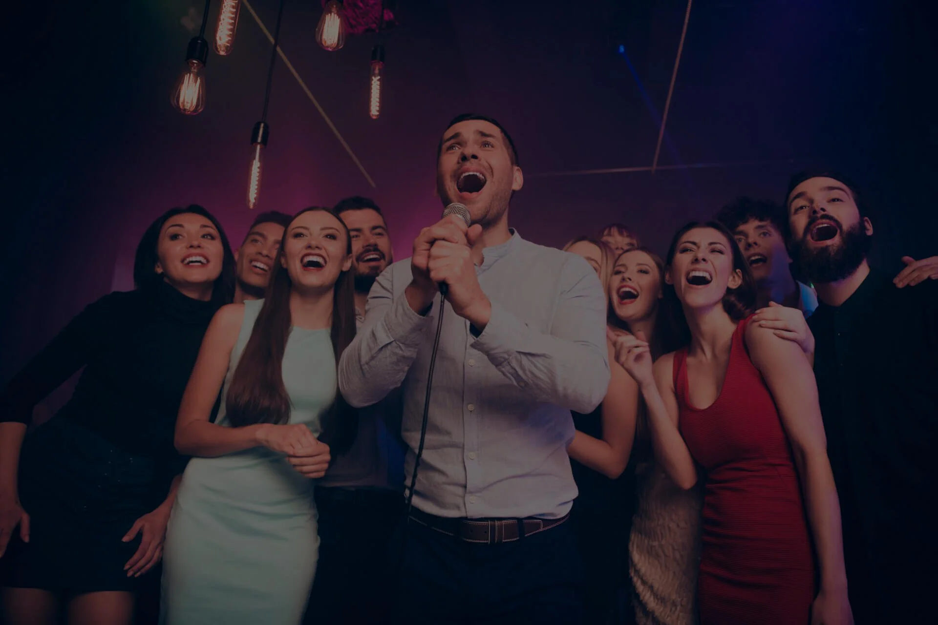 Participantes cantando en el concurso de Karaoke Team Building corporativo de Froggy Events