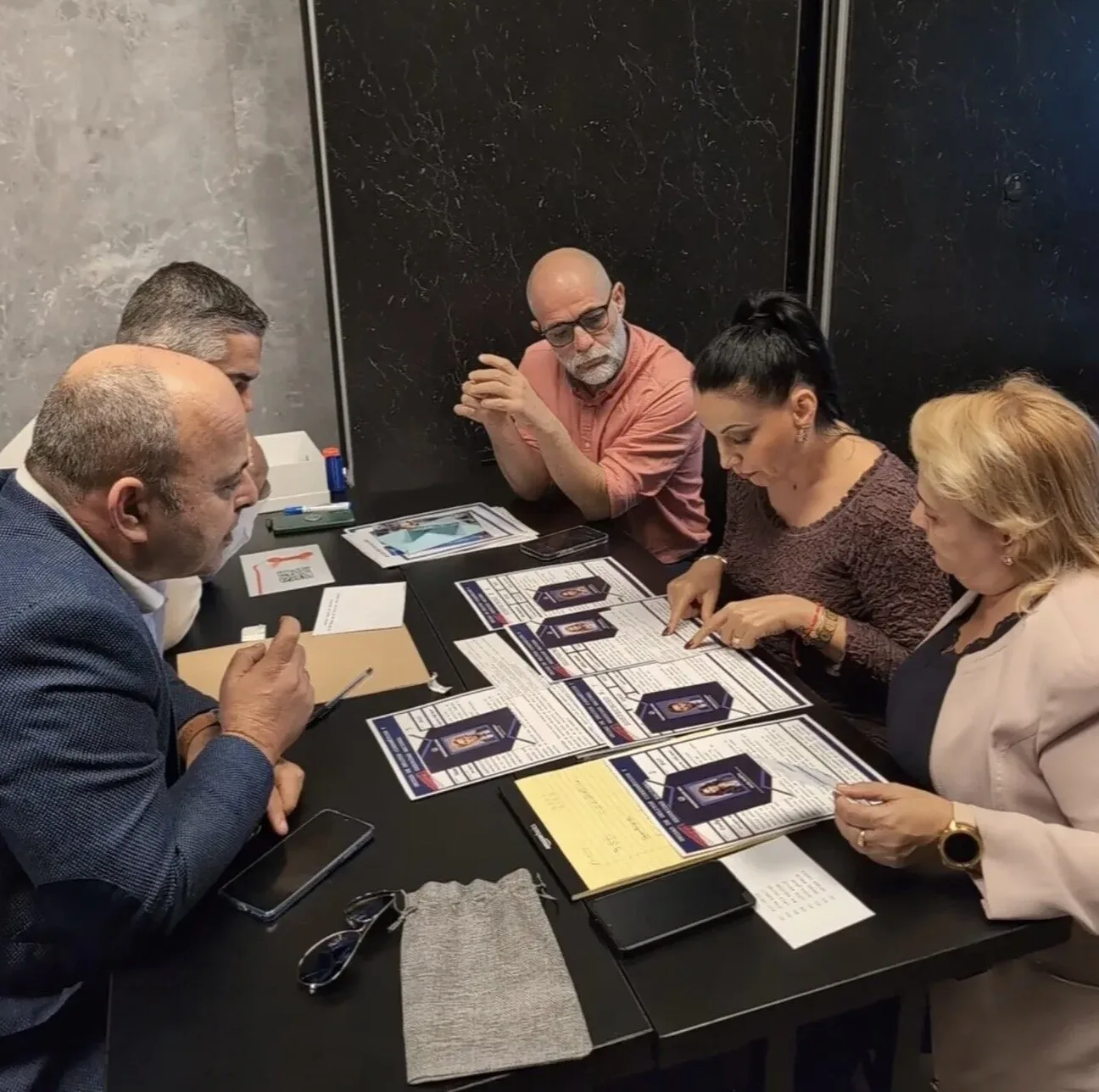 Dinamizadora mostrando pista durante el escape room portátil para empresas