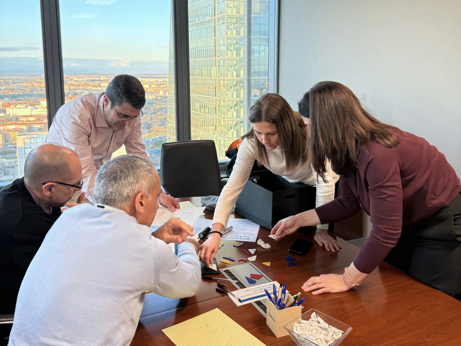 Equipo analizando tarjetas de sospechosos en el escape the box Operación Parallax