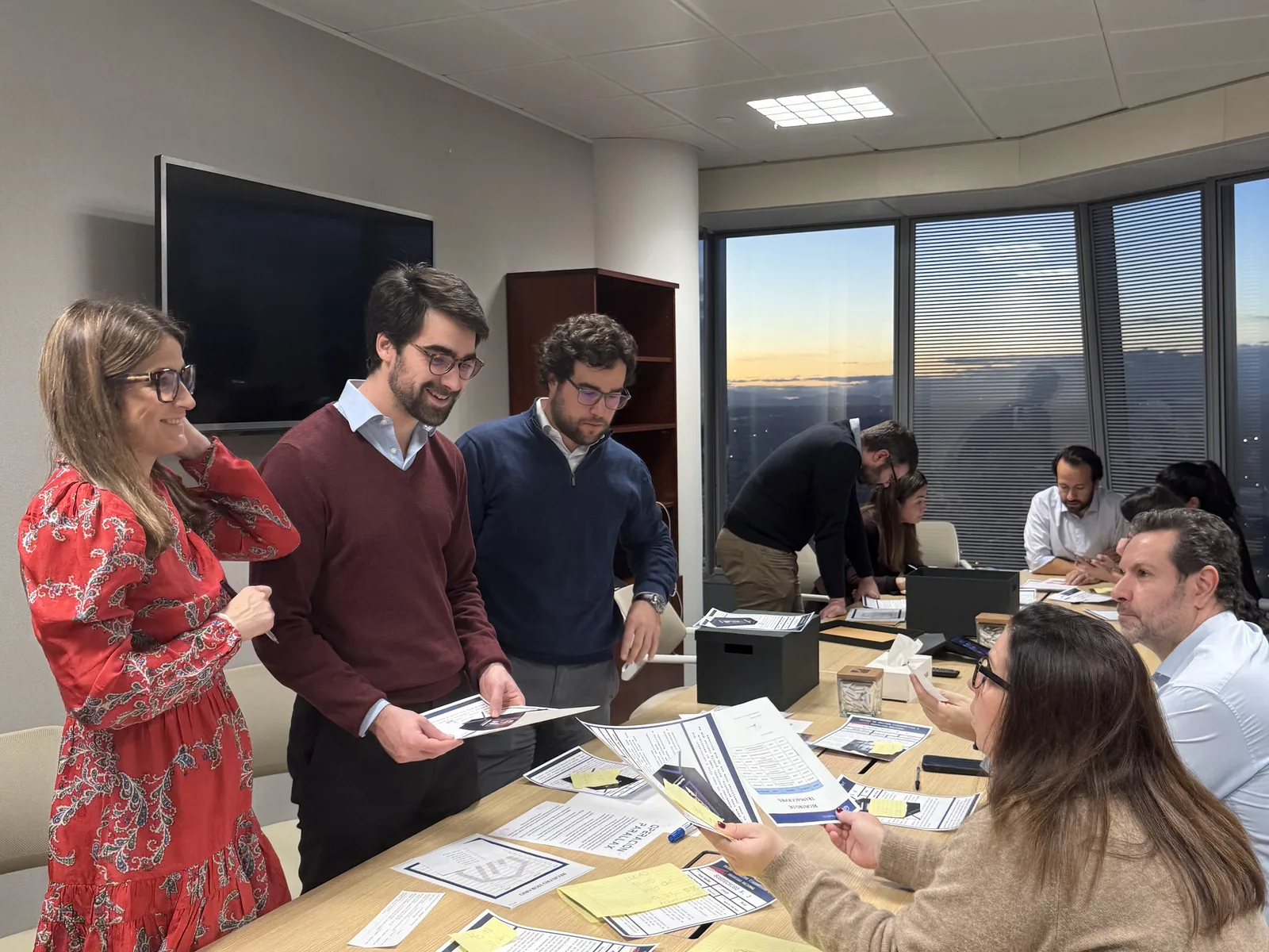 Equipo de empresa resolviendo el escape room portátil Operación Parallax en Madrid