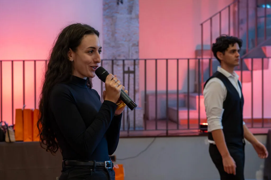 Laura y Adrián, cofundadores de Froggy Events, en un evento de team building corporativo en Madrid