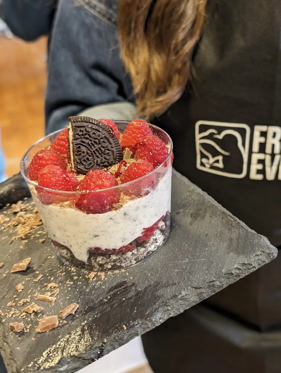 Cremoso de yogur con frambuesas y galleta elaborado en el taller de cocina Master Cooking Froggy Events