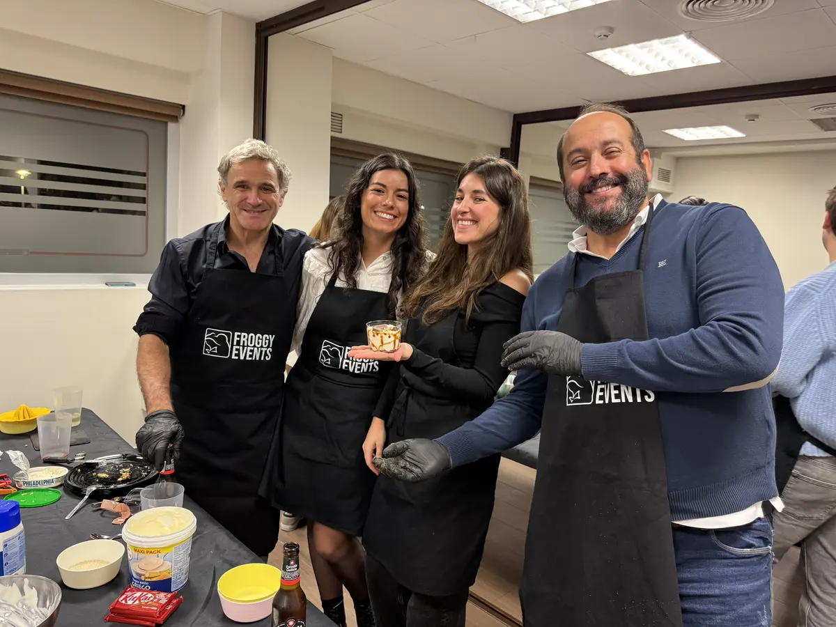 Equipos elaborando el postre cremoso de yogur en el concurso culinario para empresas