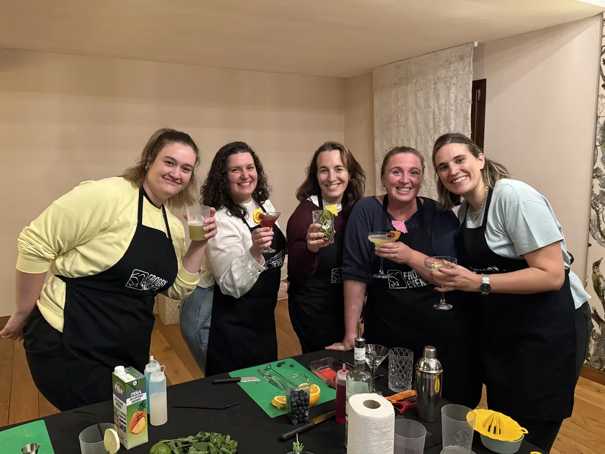 Equipo de empresa brindando con sus cócteles elaborados en el taller de coctelería Master Cóctel Froggy Events