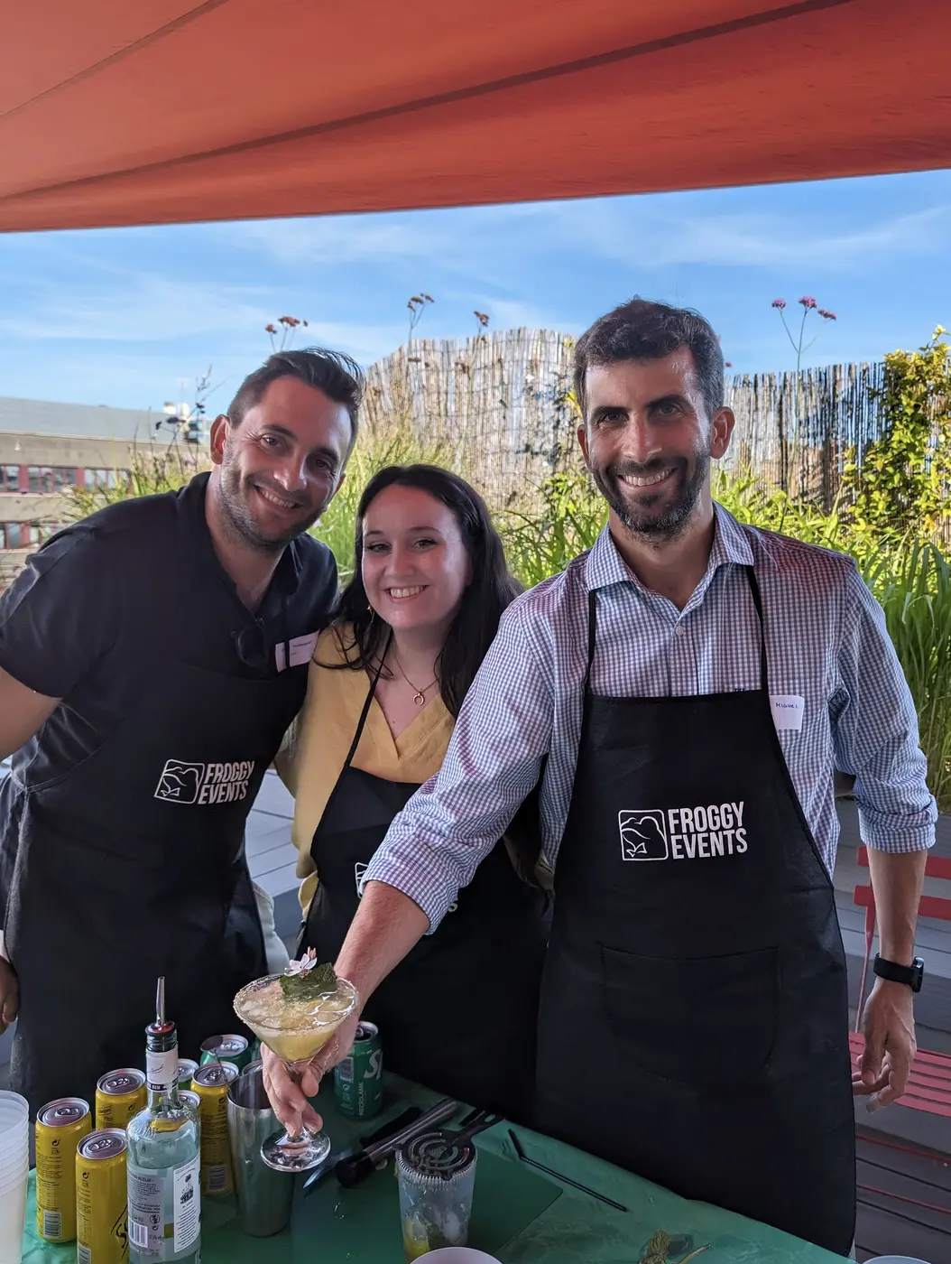 Equipo de empresa presentando sus cócteles en un team building de coctelería Master Cóctel