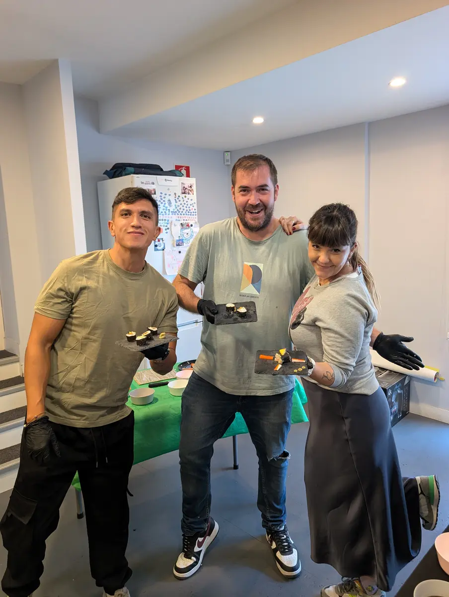 Equipo presentando sus piezas de sushi elaboradas en el concurso Master Sushi Froggy Events
