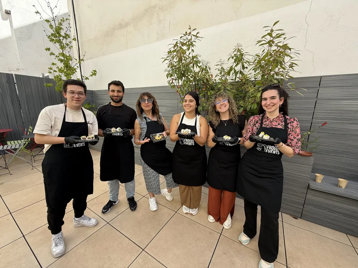 Grupo de empresa con delantales Froggy Events posando con sus piezas de sushi elaboradas