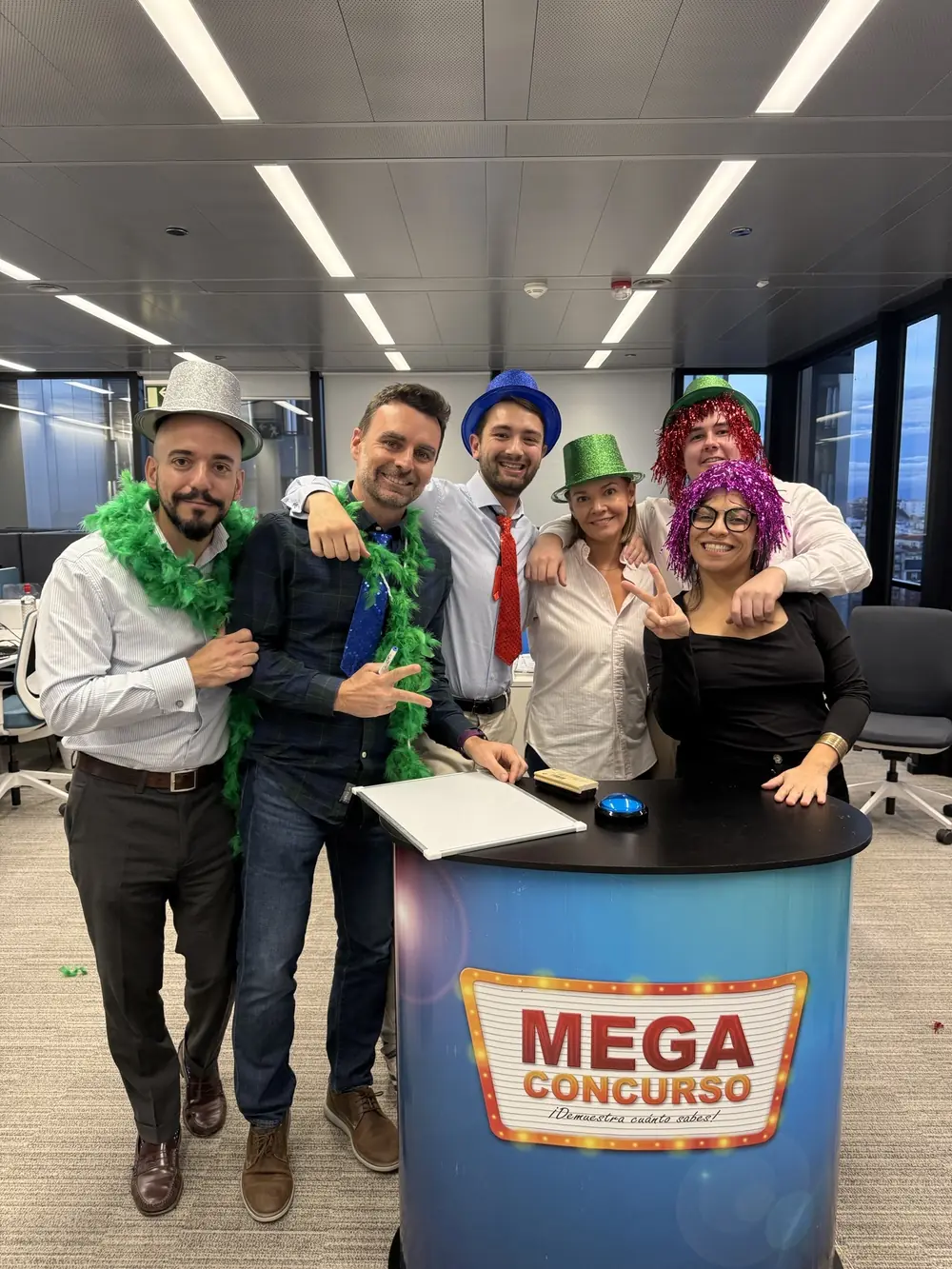 Equipo ganador celebrando con los brazos en alto en el Megaconcurso team building Froggy Events