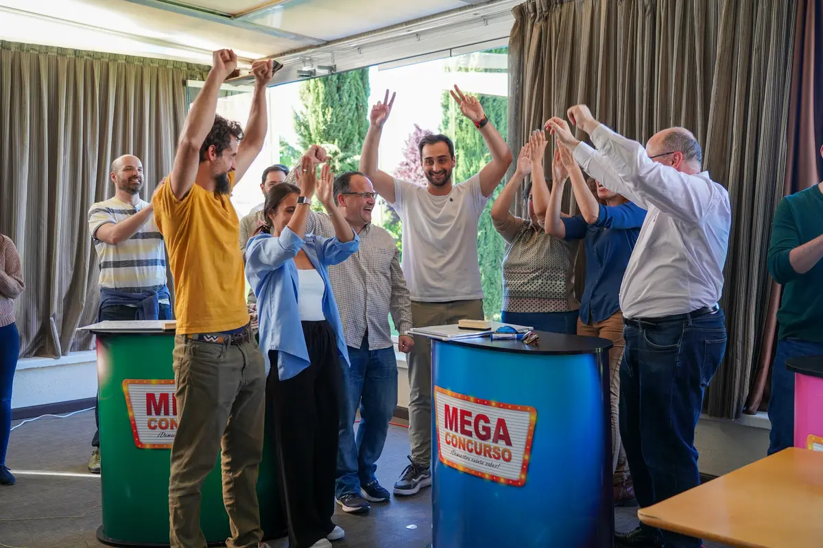 Mano presionando el pulsador en un concurso con pulsadores para empresas Megaconcurso de Froggy Events