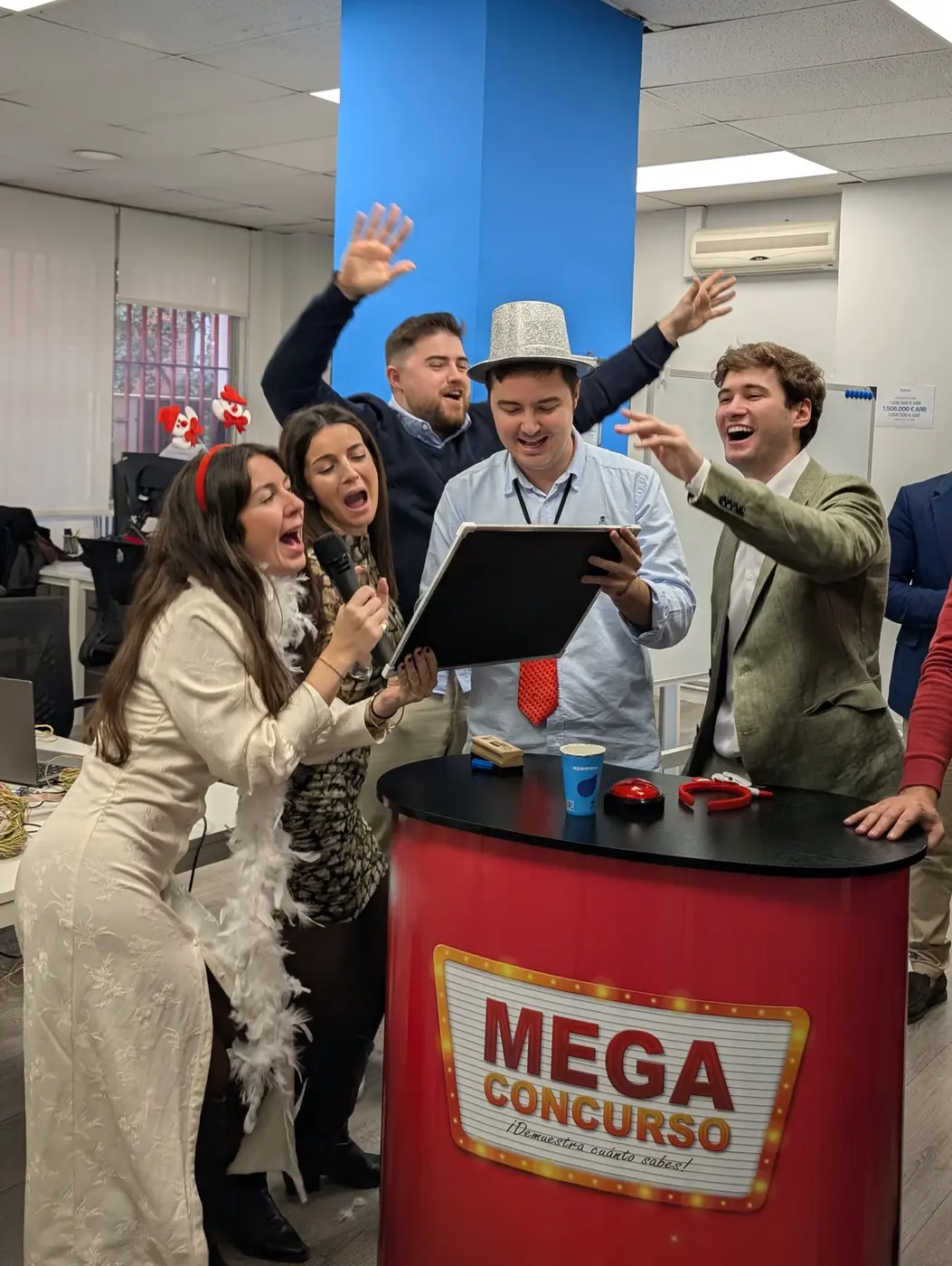 Equipo posando con el pulsador en un Megaconcurso adaptado a evento privado