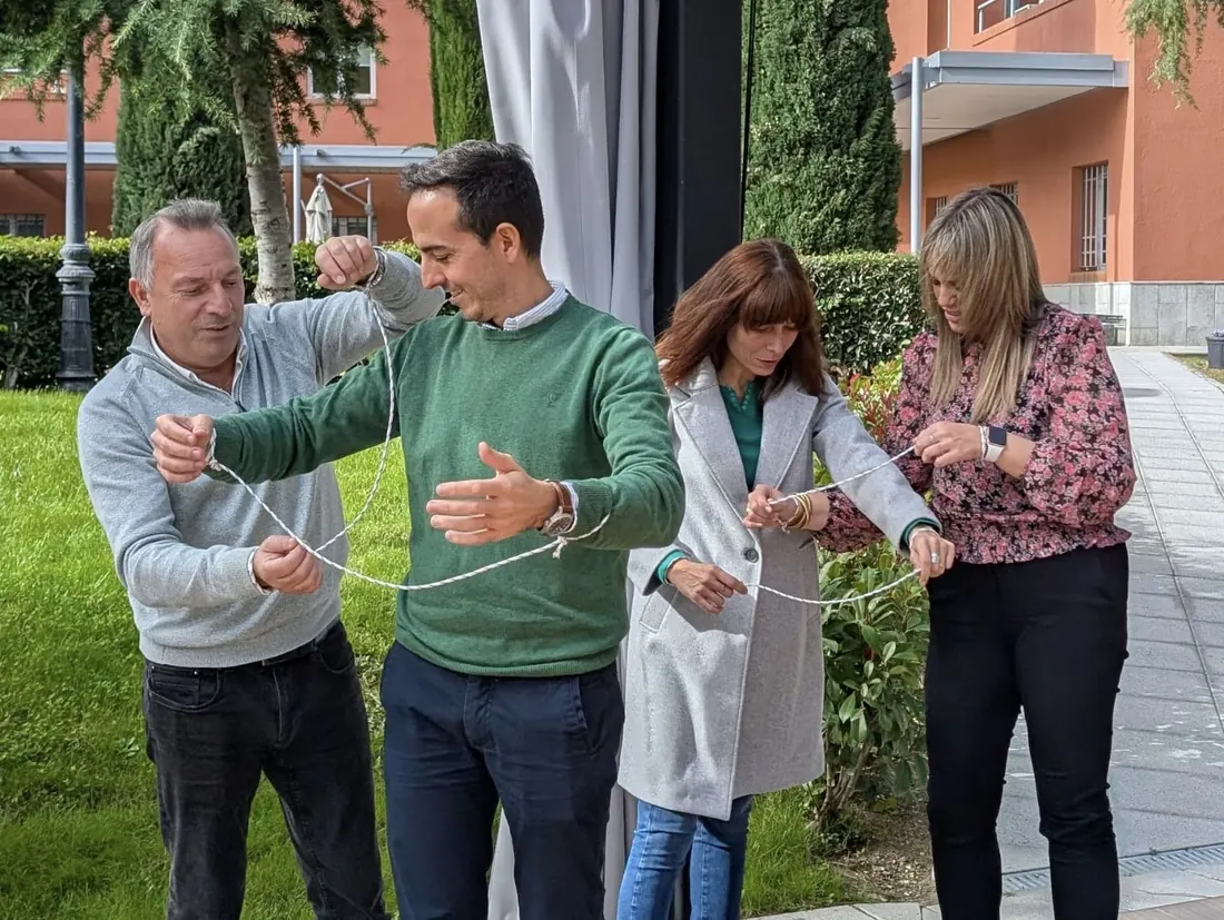 Equipo cooperando en una prueba de cuerdas durante el Misterio en la Ciudad team building para empresas