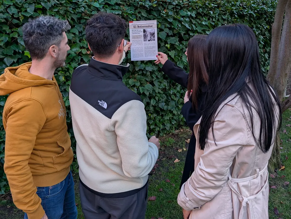 Equipo de empresa descubriendo una pista en un periódico durante el Misterio en la Ciudad team building