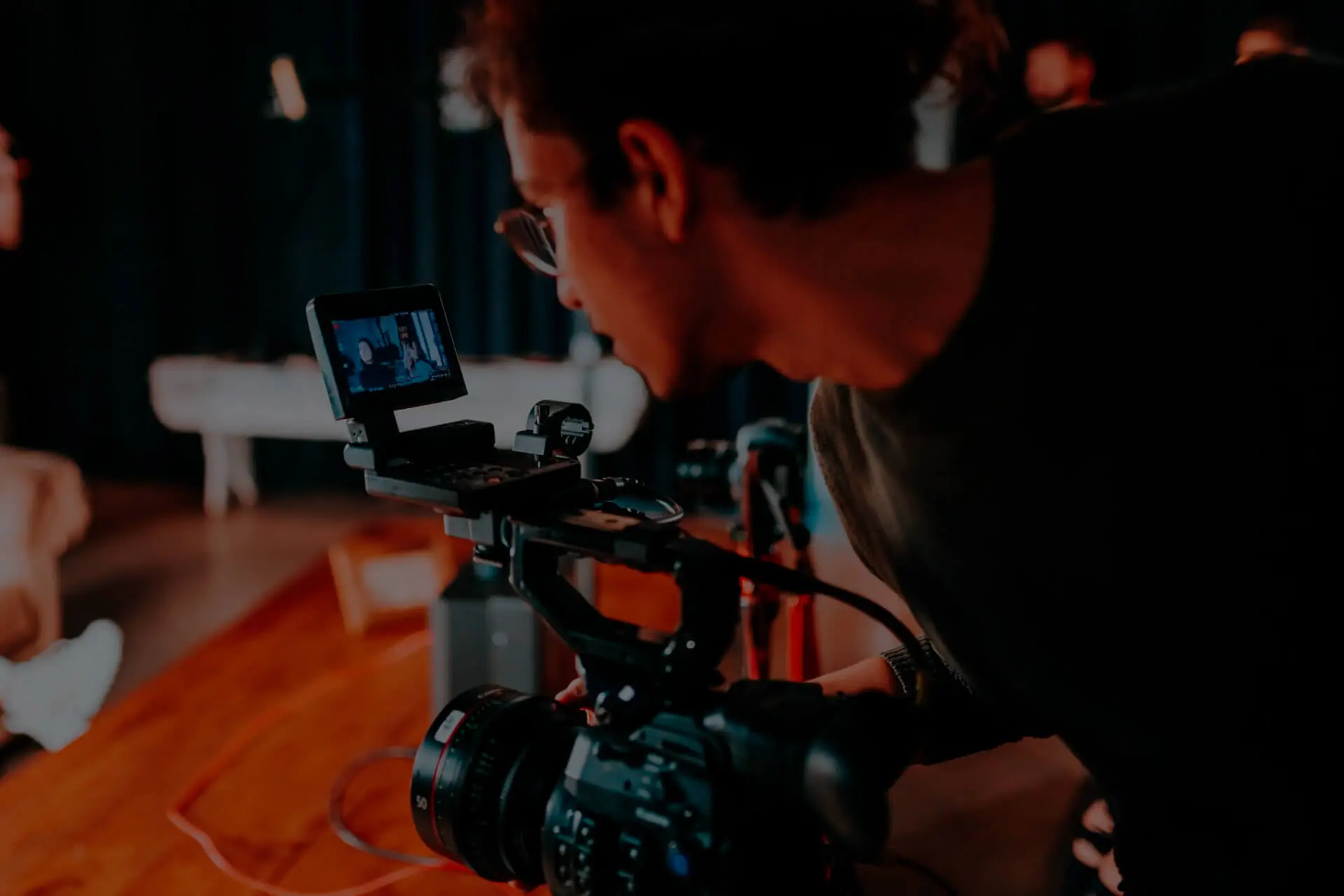 Equipo de empresa rodando una escena en el taller de cine Actores por un Día de Froggy Events