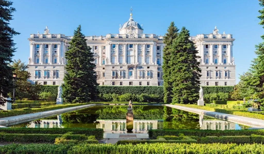 Jardines de Sabatini y Palacio Real de Madrid, escenario del team building Misterio en la Ciudad de Froggy Events