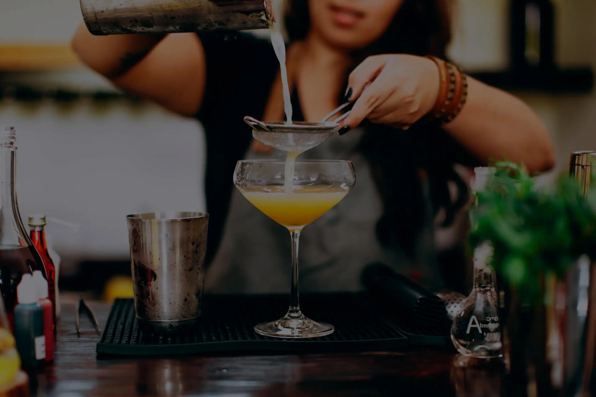 Taller de coctelería y mixología para empresas durante un evento corporativo