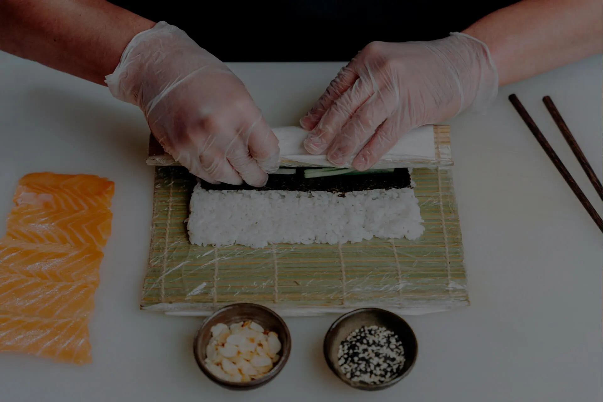 Equipo preparando sushi en un taller de cocina japonesa para empresas