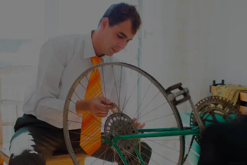 Equipo montando bicicletas en un team building solidario para donarlas a niños