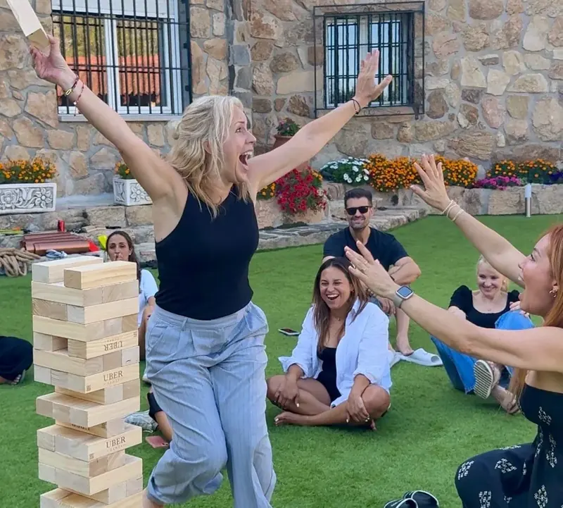 Celebración junto a un jenga gigante en una gymkhana de empresa