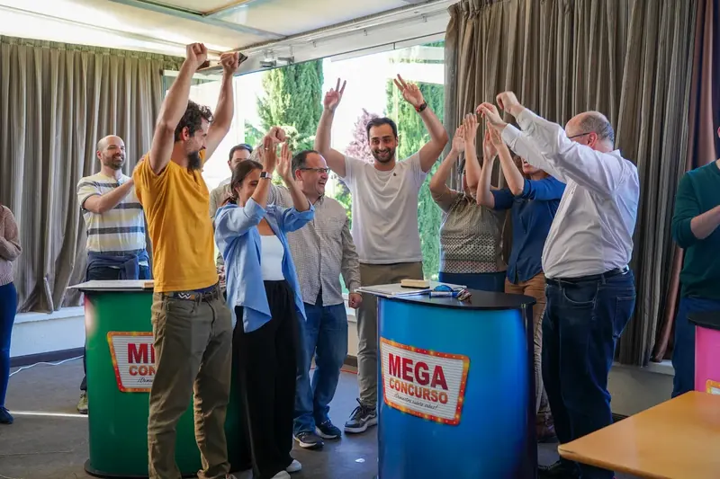 Equipo celebrando con el pulsador en un Megaconcurso de empresa