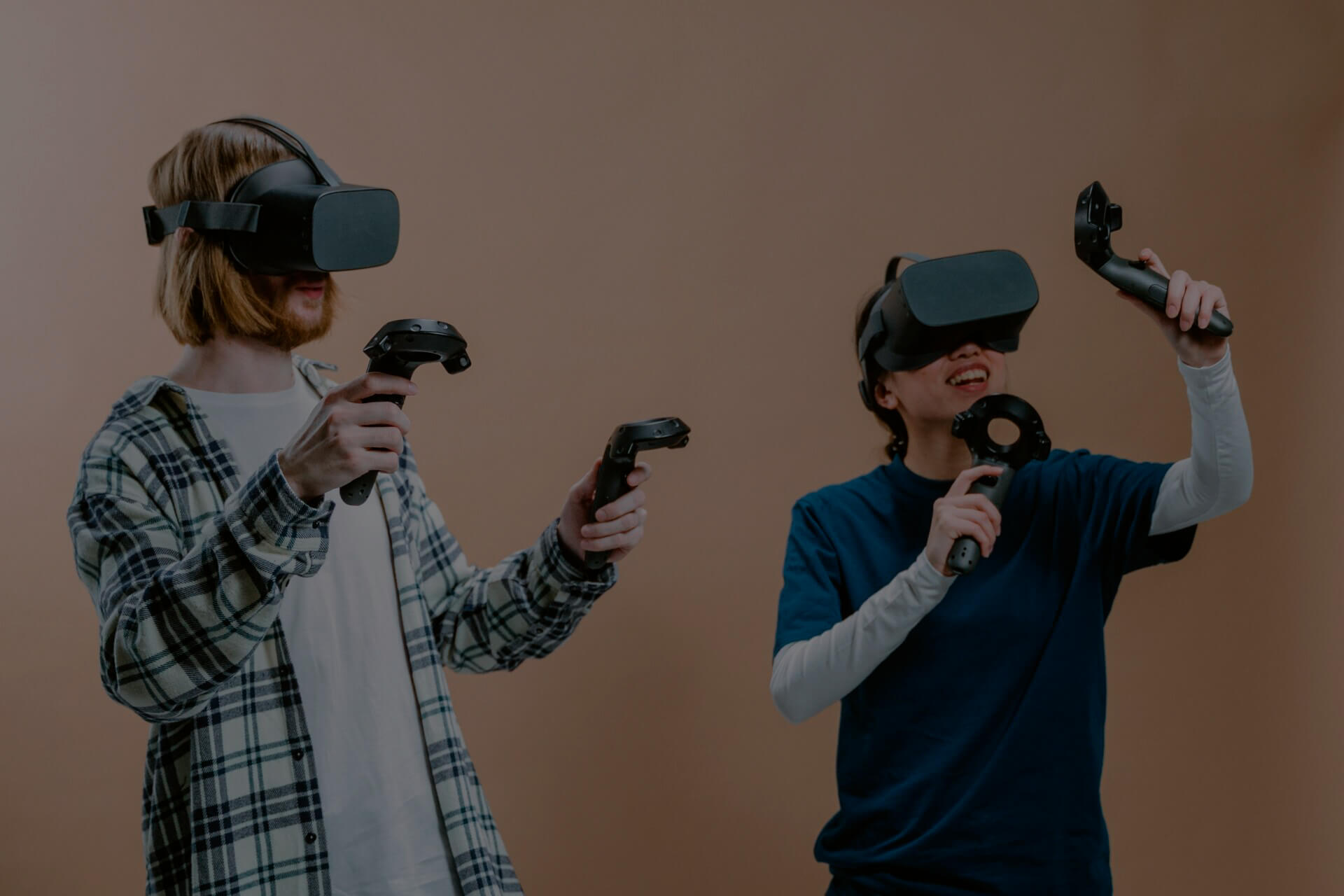Participantes con gafas de realidad virtual en el Team Building Tecnológico de Froggy Events