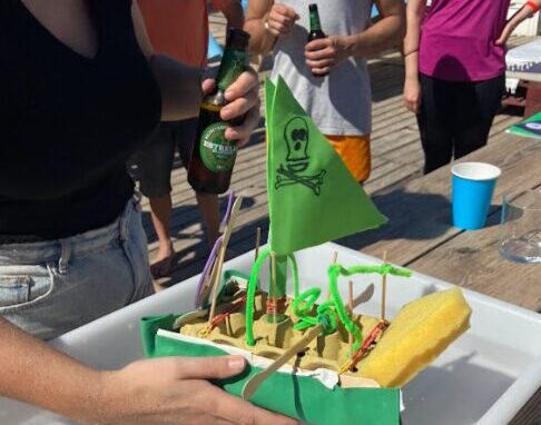 Barco pirata creado por los equipos durante la gymkhana Abordaje Pirata de Froggy Events