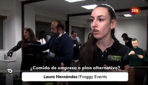 Laura Hernández de Froggy Events en las noticias de RTVE explicando actividades de Team Building de cocina para empresas en Madrid