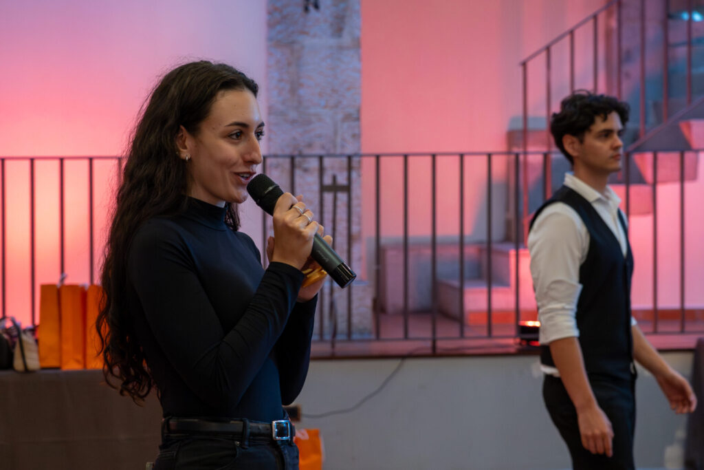 Presentadora profesional hablando al micrófono dinamizando un evento corporativo de Froggy Events en Madrid