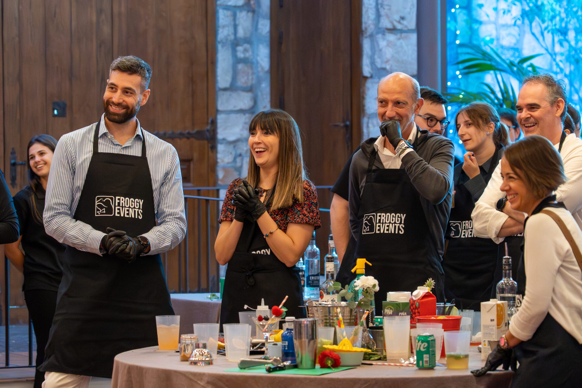 Equipos presentando sus cócteles ante el jurado del Mastercóctel de Froggy Events