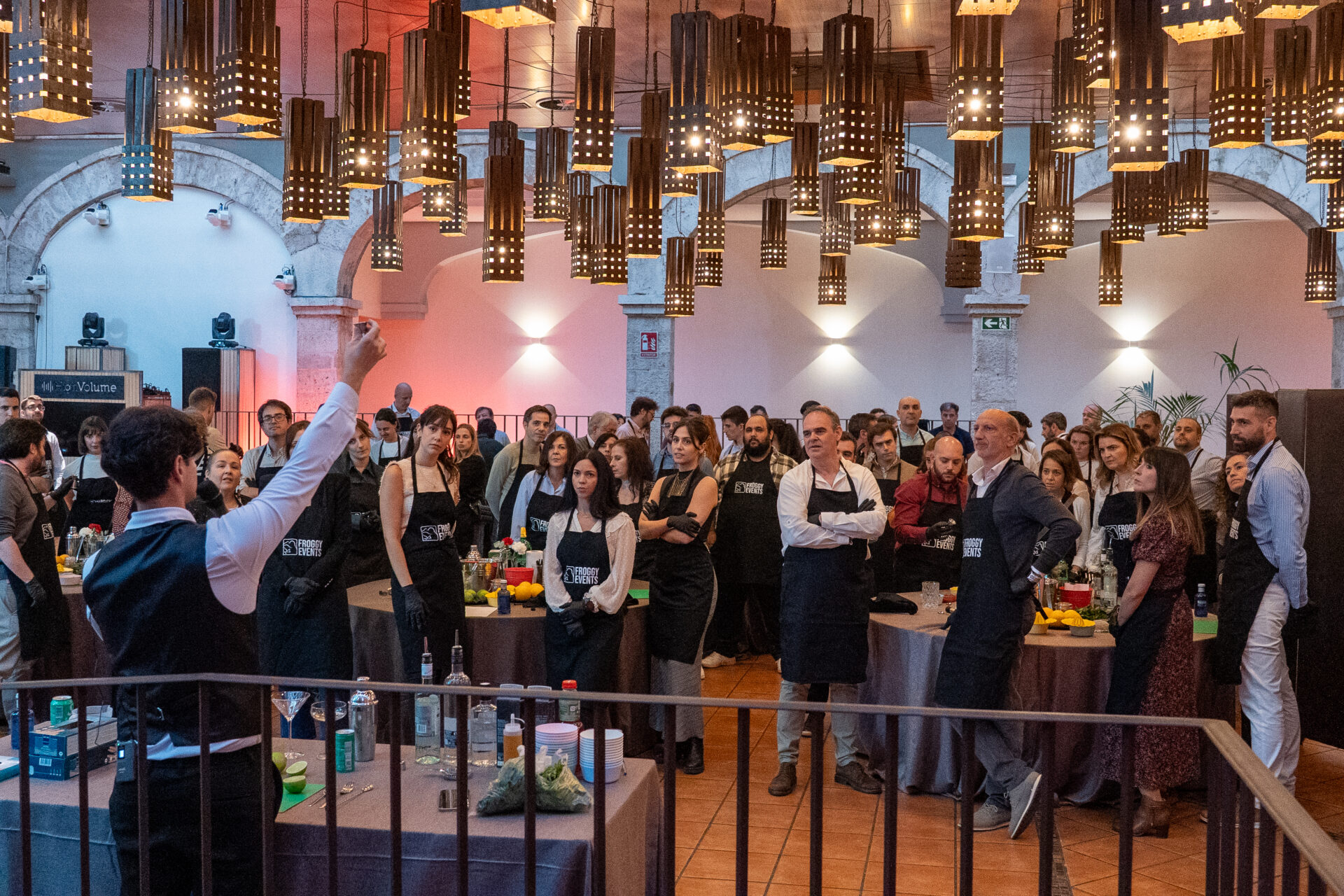 Vista general del evento Mastercóctel con decenas de participantes