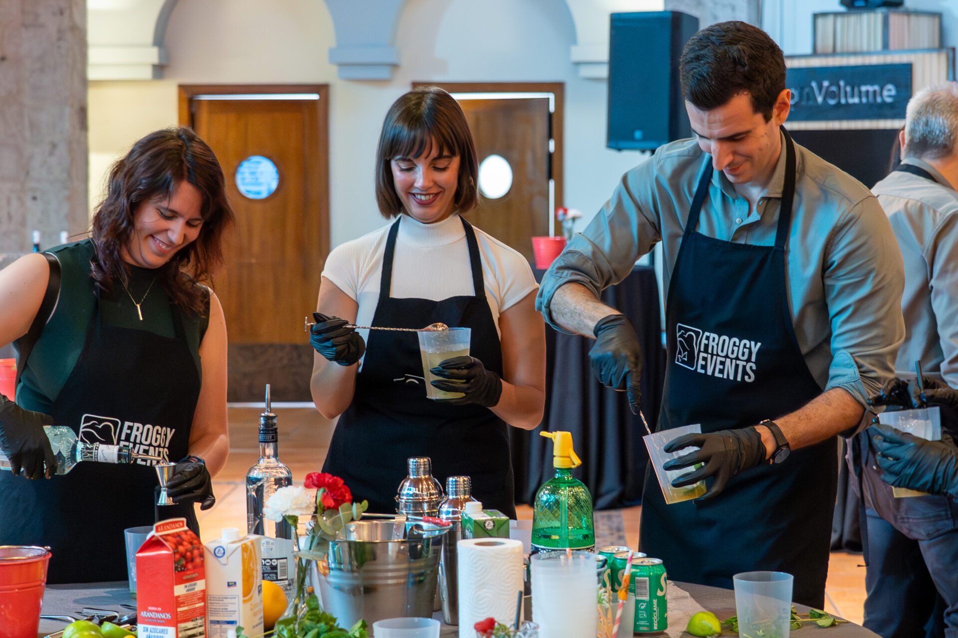 Participantes creando su cóctel en la actividad Mastercóctel de Froggy Events