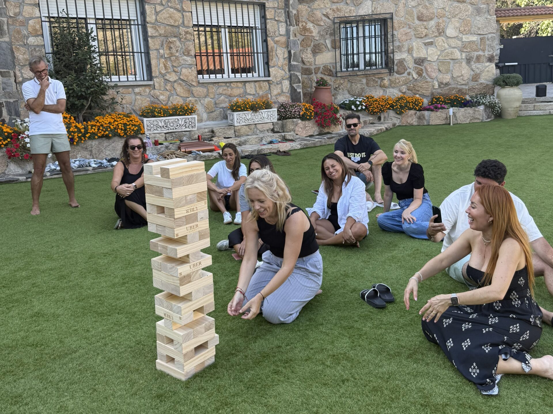 Equipos participando en la gymkhana Abordaje Pirata con juegos gigantes