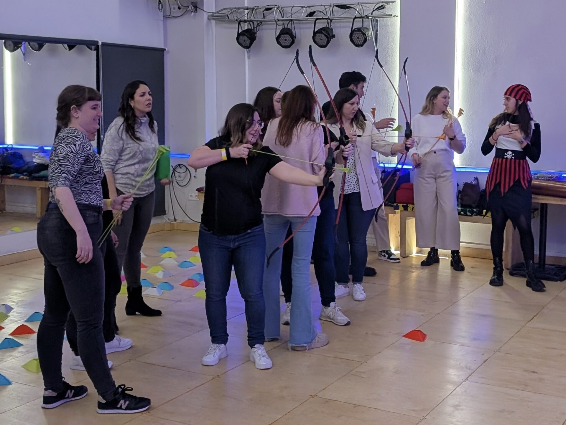 Participantes compitiendo en pruebas durante la gymkhana Abordaje Pirata