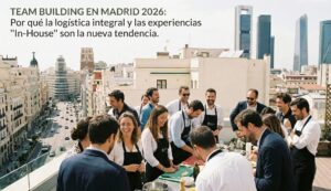 Grupo corporativo en un taller de cocina team building en una azotea con vistas a la Gran Vía de Madrid. El texto superpuesto dice: "TEAM BUILDING EN MADRID 2026: Por qué la logística integral y las experiencias 'In-House' son la nueva tendencia." Logo de Froggy Events visible.