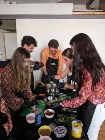 Participantes elaborando sus platos durante el Masterchef de Froggy Events