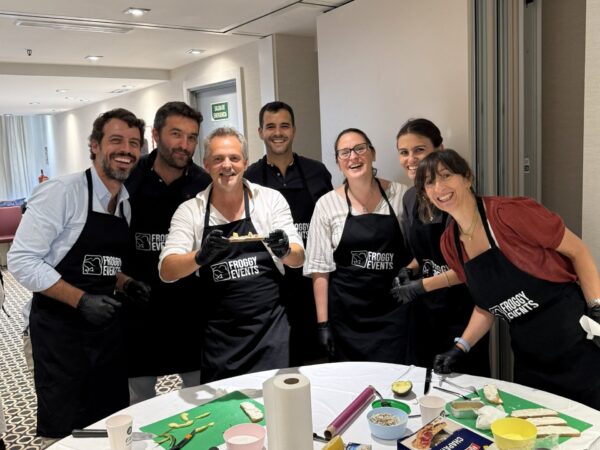 Equipo mostrando sus platos terminados durante el Masterchef de Froggy Events