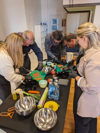 Participantes disfrutando del proceso de cocina durante el Masterchef de Froggy Events